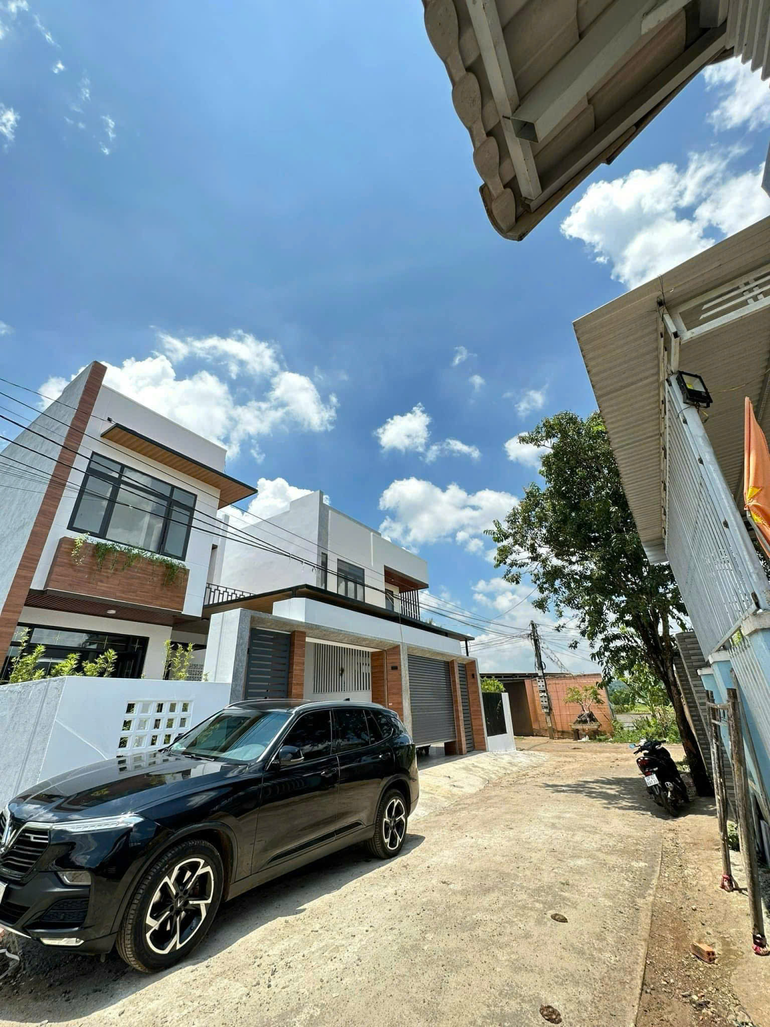 CĂN NHÀ MẶT TIỀN ĐƯỜNG NHỰA 2 OTO TRÁNH NHAU TẠI HẺM YWANG
